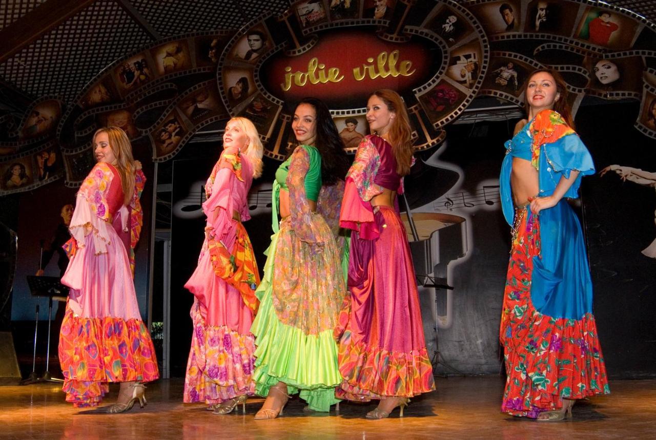 Maritim Jolie Ville Resort & Casino Sarm es-Sejk Kültér fotó The cast of Hair on stage at the 2009 San Diego Comic-Con International