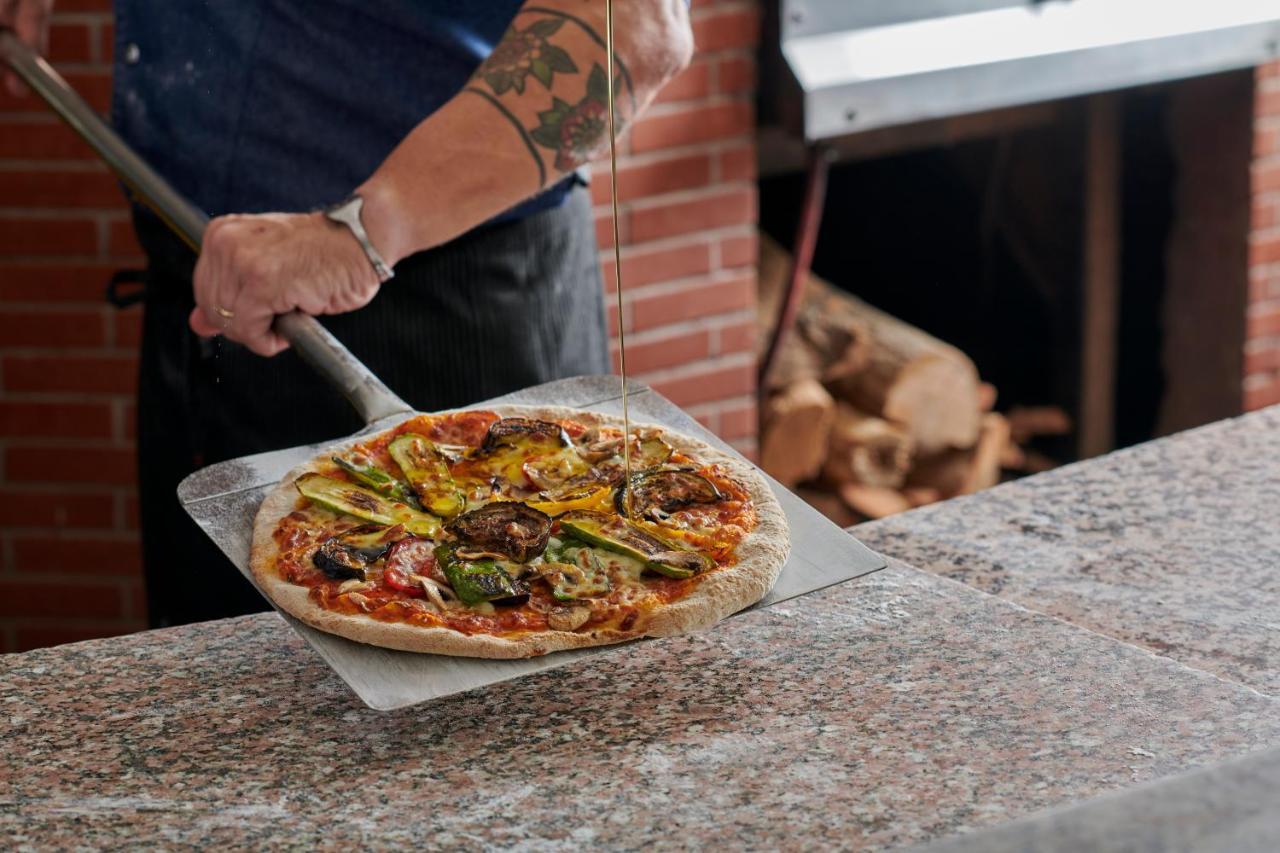 Maritim Jolie Ville Resort & Casino Sarm es-Sejk Kültér fotó A pizza being removed from a wood-fired oven