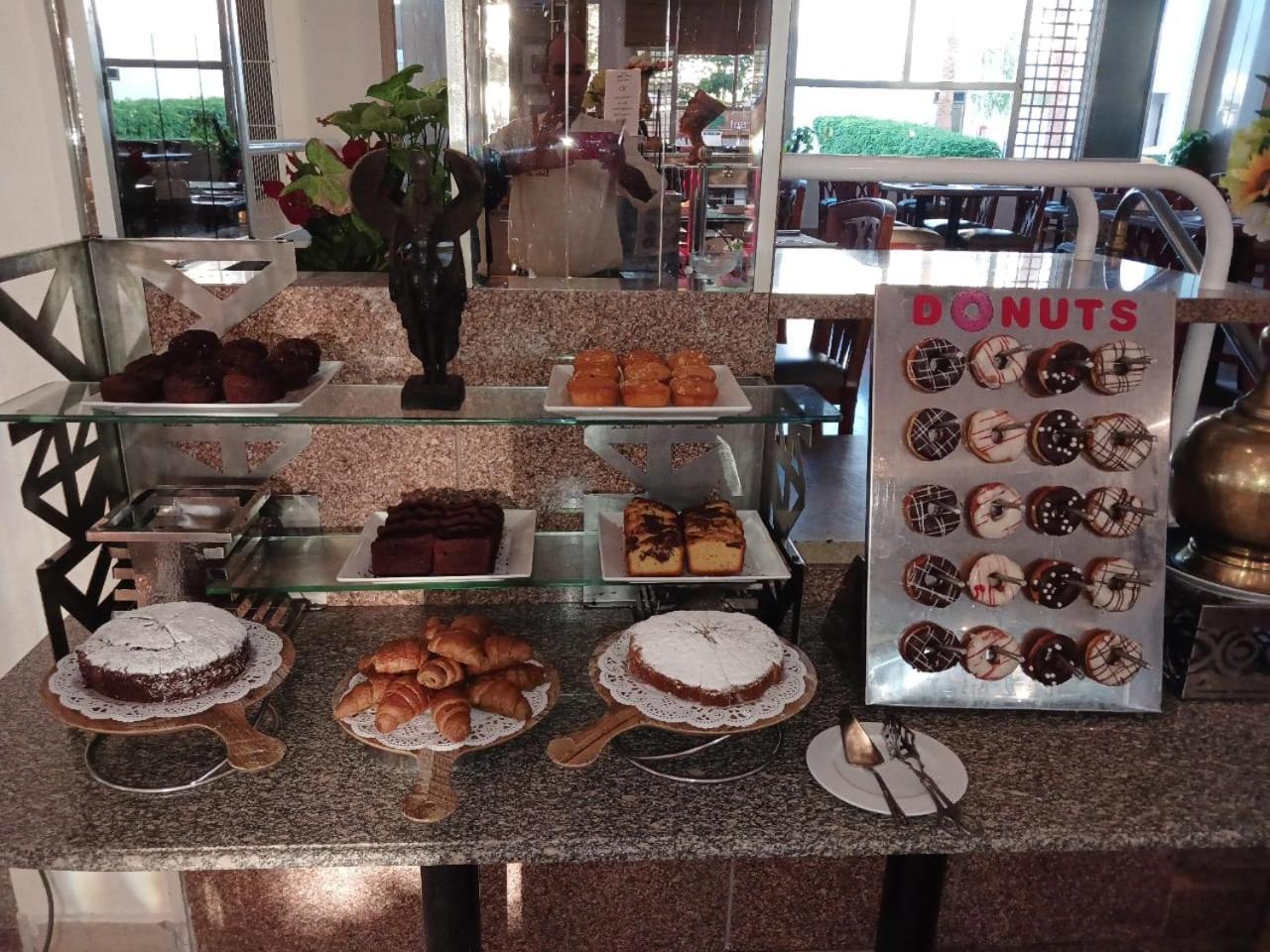 Maritim Jolie Ville Resort & Casino Sarm es-Sejk Kültér fotó A selection of donuts at a buffet